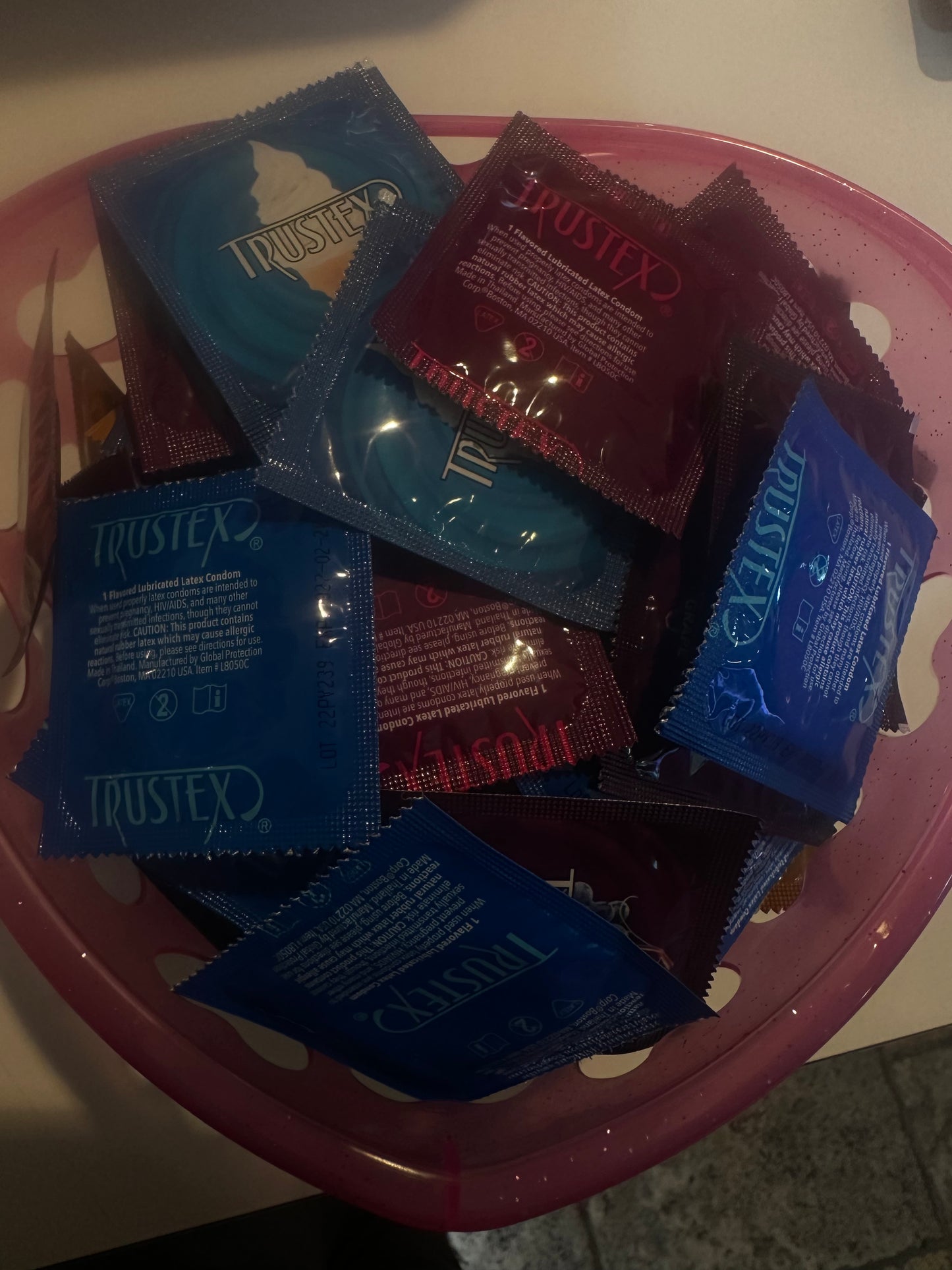 Flavored single condoms
